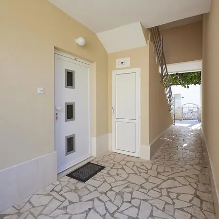 Apartment Mavarstica 17821a *